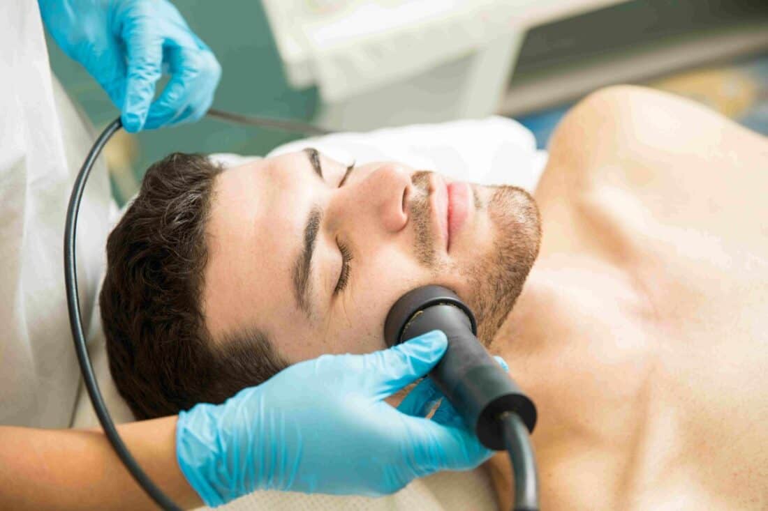 Barba cheia e bem delineada