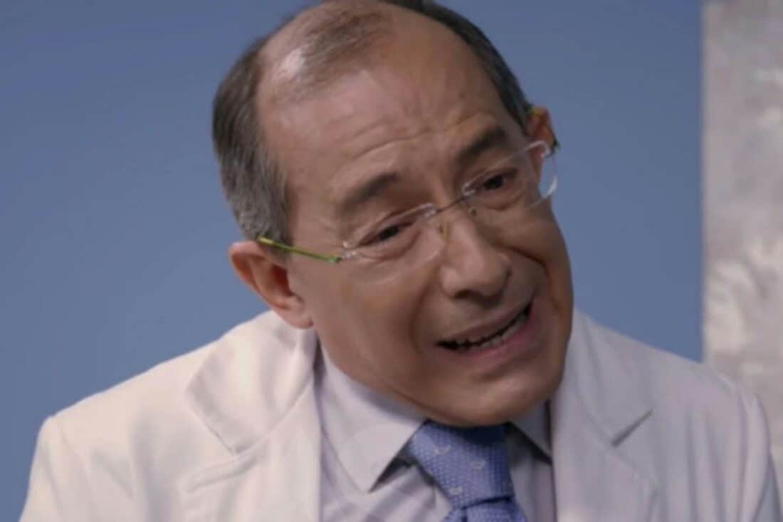 Imagem de Duarte pedindo perdão a Ângela.