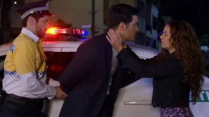 Leonardo atrás das grades, simbolizando a prisão injusta que ele sofre devido ao plano de Álvaro.