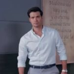 Leonardo enfrenta o presidente da faculdade em uma discussão acalorada, defendendo Ângela.
