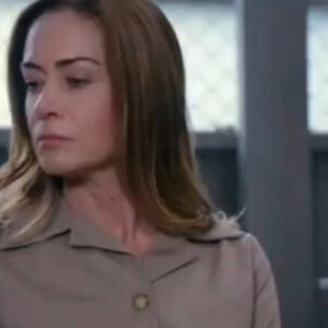 Uma imagem de Mirtes com expressão de raiva e frustração na cela.