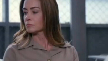 Uma imagem de Mirtes com expressão de raiva e frustração na cela.