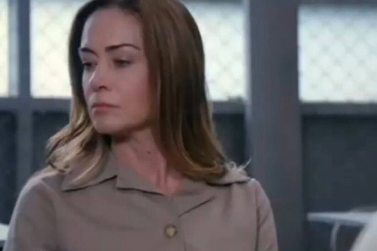 Uma imagem de Mirtes com expressão de raiva e frustração na cela.