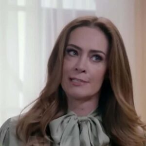 Mirtes em uma cena tensa da novela 'Contigo Sim', prestes a fazer uma revelação chocante."