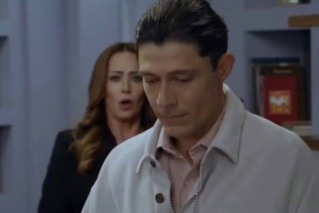 Mirtes atacando Benjamin com um jarro.