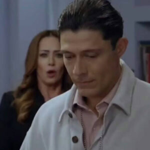 Mirtes atacando Benjamin com um jarro.