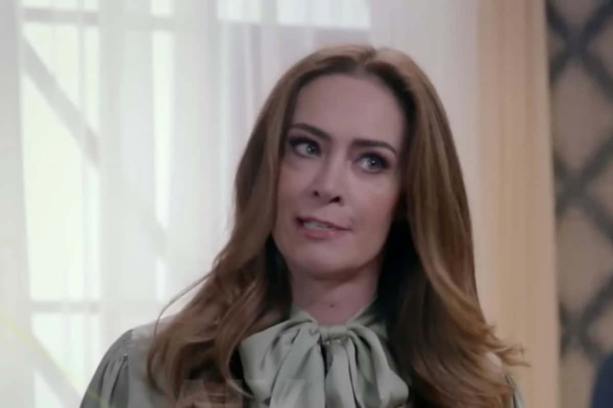 Mirtes em uma cena tensa da novela 'Contigo Sim', prestes a fazer uma revelação chocante."