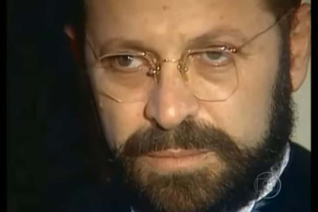 Em "Direito de Amar", Adriano descobre a farsa de Monserrat e luta para salvar Rosália das garras do vilão. Prepare-se para fortes emoções, intrigas e reviravoltas!