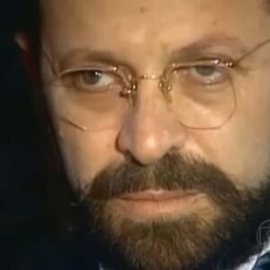 Em "Direito de Amar", Adriano descobre a farsa de Monserrat e luta para salvar Rosália das garras do vilão. Prepare-se para fortes emoções, intrigas e reviravoltas!