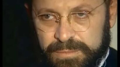 Em "Direito de Amar", Adriano descobre a farsa de Monserrat e luta para salvar Rosália das garras do vilão. Prepare-se para fortes emoções, intrigas e reviravoltas!