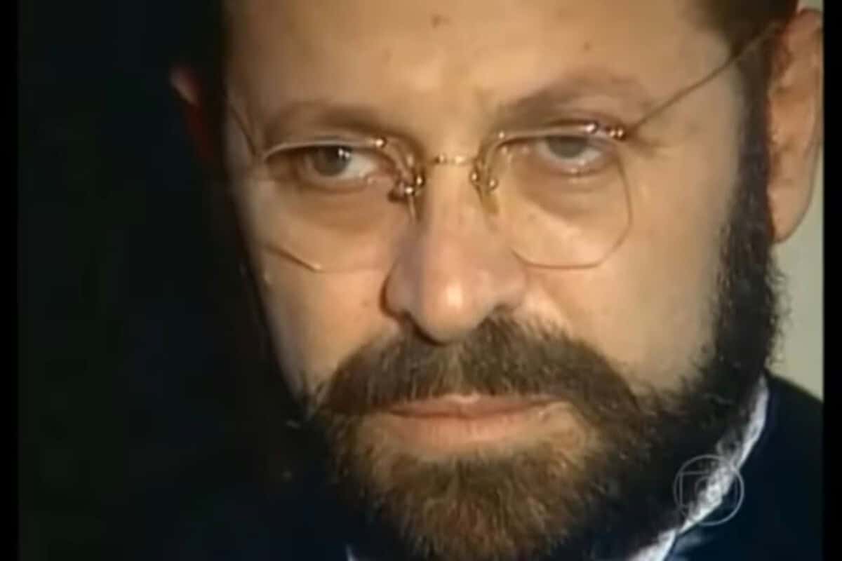 Em "Direito de Amar", Adriano descobre a farsa de Monserrat e luta para salvar Rosália das garras do vilão. Prepare-se para fortes emoções, intrigas e reviravoltas!
