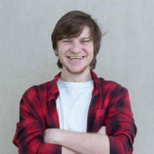 Rafael Saraiva sorrindo em um retrato, com o Porta dos Fundos e a novela "No Rancho Fundo" ao fundo.