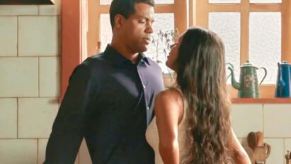 Ritinha e Bento se olham com desejo em um momento de intimidade.