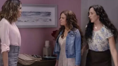 Samanta olha para Adela com raiva e desprezo.