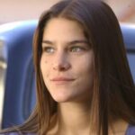 Serena chora ao lado de Rafael, que está ferido após levar um tiro.