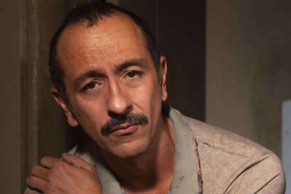 Tião Galinha (Irandhir Santos) em um momento de reflexão e fé em "Renascer"