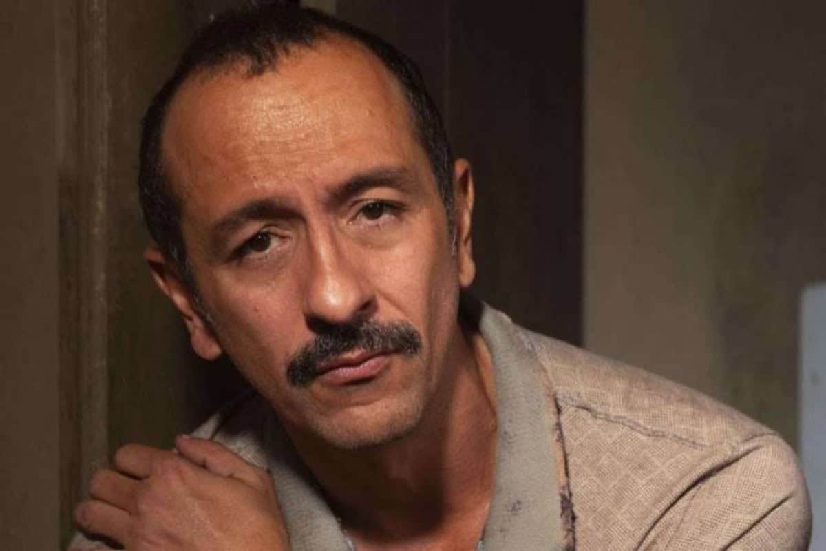 Tião Galinha (Irandhir Santos) em um momento de reflexão e fé em "Renascer"
