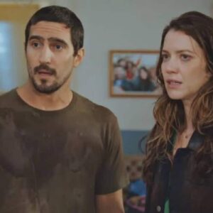 Uma imagem de Tom em um momento de angústia, com Vênus ao seu lado, ambos com expressões de preocupação e incerteza.