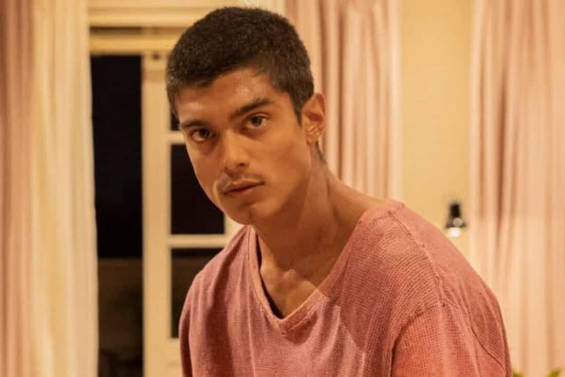 Uma imagem de Du com expressão séria e determinada