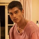 Uma imagem de Du com expressão séria e determinada