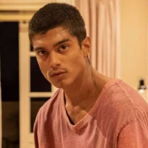 Uma imagem de Du com expressão séria e determinada