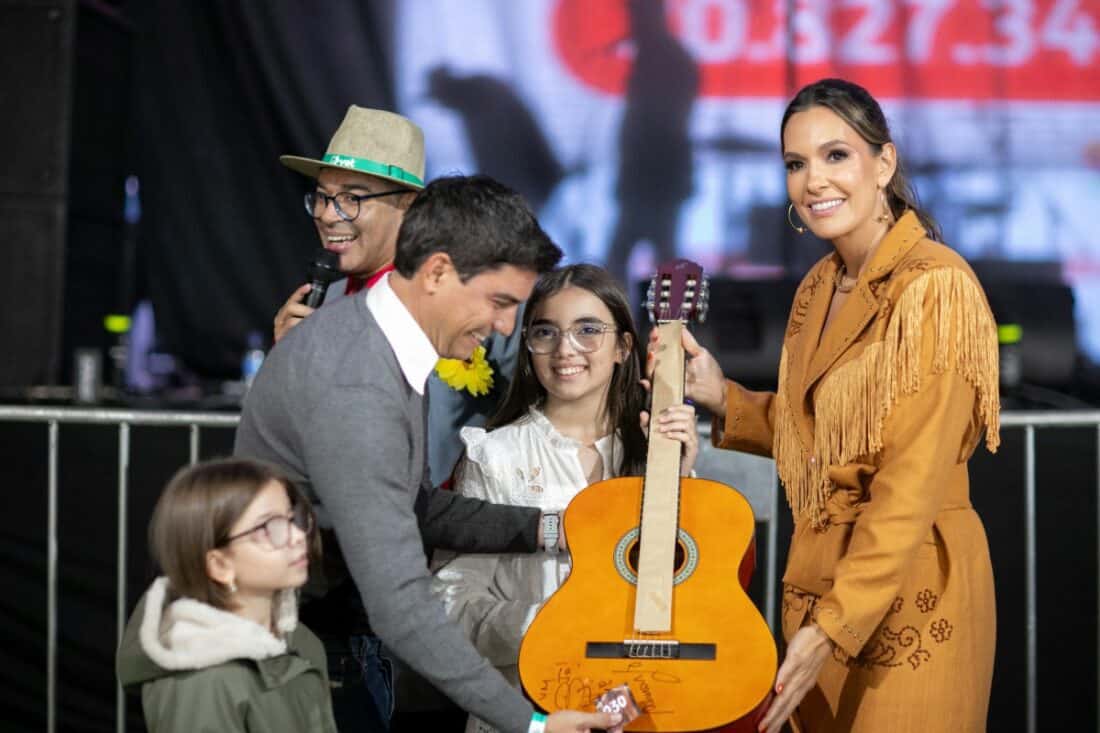 Violão autografado por Zezé Di Camargo é leiloado por R$ 40 mil em arraiá beneficente