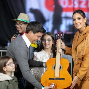 Violão autografado por Zezé Di Camargo é leiloado por R$ 40 mil em arraiá beneficente