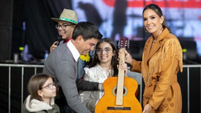 Violão autografado por Zezé Di Camargo é leiloado por R$ 40 mil em arraiá beneficente