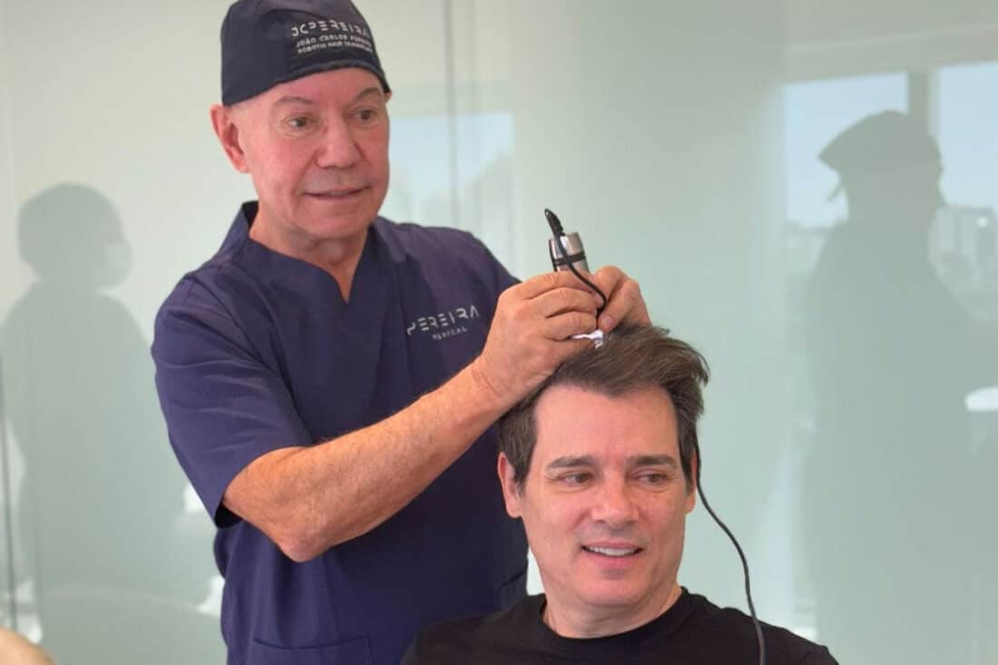 Dois anos após realizar transplante capilar, Celso Portiolli mostra tratamento para manter fios fortes e saudáveis