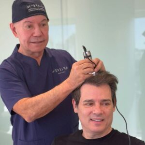 Dois anos após realizar transplante capilar, Celso Portiolli mostra tratamento para manter fios fortes e saudáveis