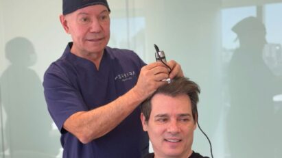 Dois anos após realizar transplante capilar, Celso Portiolli mostra tratamento para manter fios fortes e saudáveis