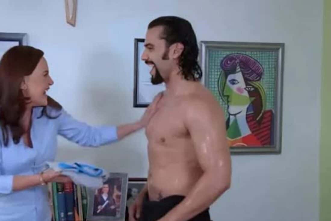 Nancy se depara com Abel seminu na sala, após a toalha cair acidentalmente.