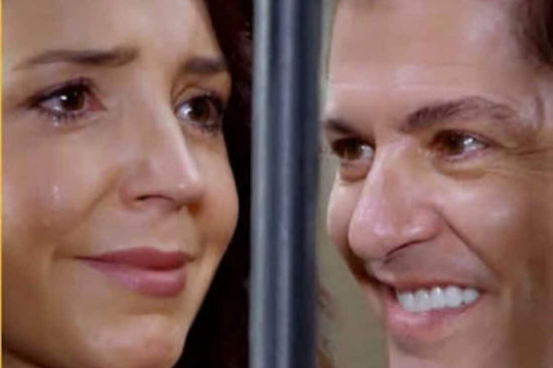 Adela em um tribunal, de frente para o juiz, com um olhar de desespero