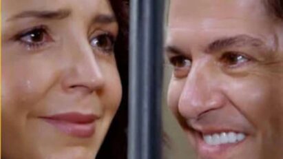 Adela em um tribunal, de frente para o juiz, com um olhar de desespero