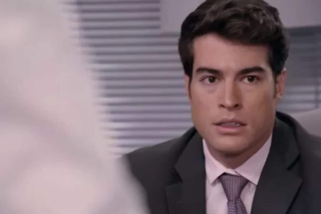 Álvaro acessando o sistema do hospital em "Contigo Sim".