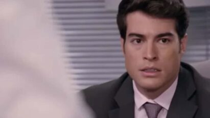 Álvaro acessando o sistema do hospital em "Contigo Sim".