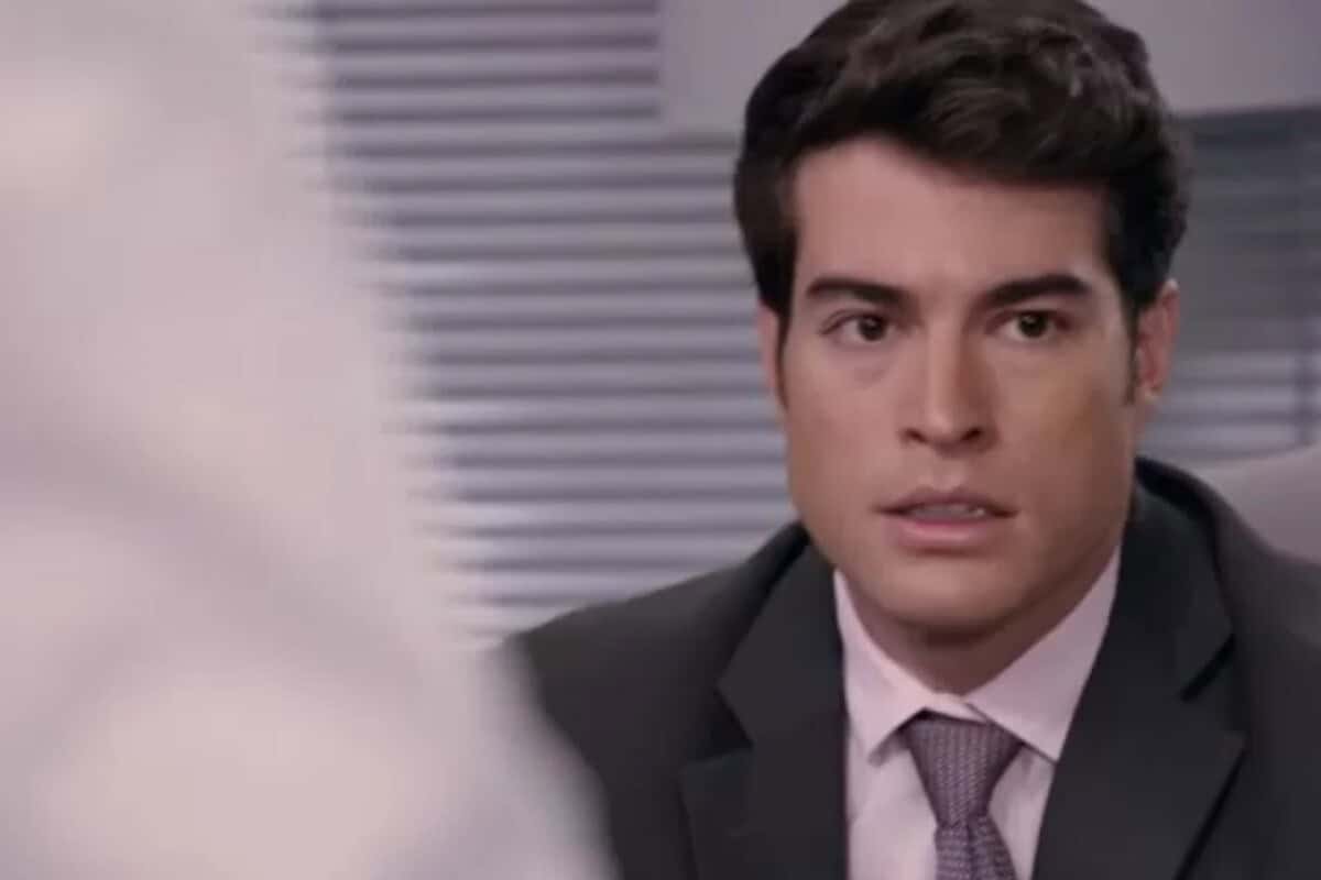 Álvaro acessando o sistema do hospital em "Contigo Sim".