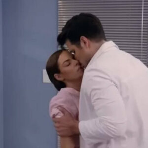 Ângela e Leonardo se encaram em um clima tenso, com Leonardo visivelmente furioso e Ângela com lágrimas nos olhos.