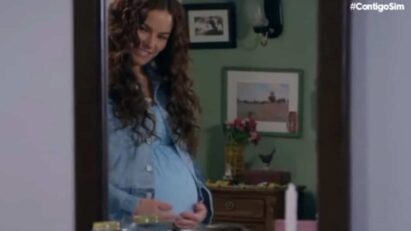 Ângela grávida, com um olhar de surpresa e preocupação.