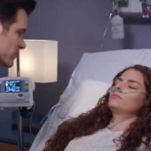 Leonardo no hospital: Leonardo ao lado da cama de Ângela no hospital