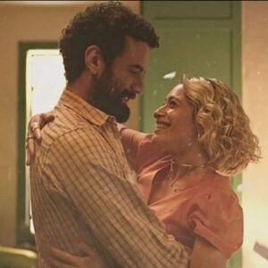 Blandina (Luisa Arraes) e Zé Beltino (Igor Fortunato) se casam em uma cerimônia simples, mas cercada de segredos.