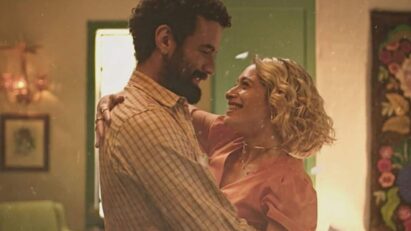 Blandina (Luisa Arraes) e Zé Beltino (Igor Fortunato) se casam em uma cerimônia simples, mas cercada de segredos.