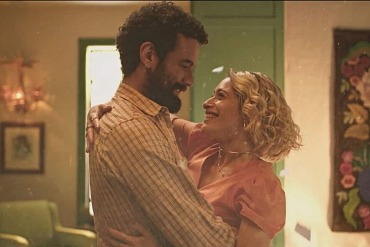 Blandina (Luisa Arraes) e Zé Beltino (Igor Fortunato) se casam em uma cerimônia simples, mas cercada de segredos.