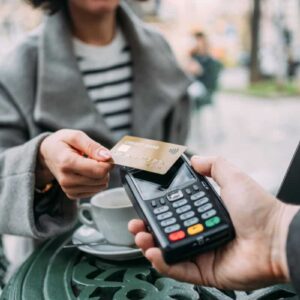 Brasileiros vão gastar mais pagando por aproximação nas férias e é preciso alerta com o celular