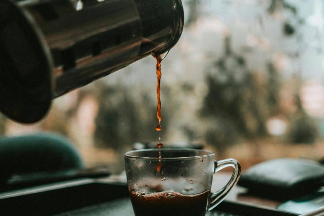 Café sendo preparado: Imagem de uma xícara de café fresco sendo servido.
