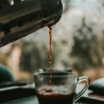 Café sendo preparado: Imagem de uma xícara de café fresco sendo servido.
