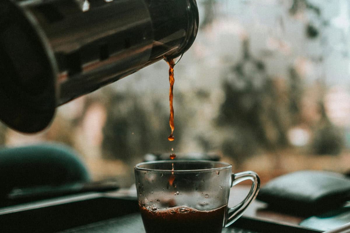 Café sendo preparado: Imagem de uma xícara de café fresco sendo servido.