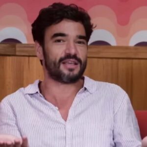 Caio Blat no programa Surubaum: Caio Blat durante a entrevista no programa "Surubaum", discutindo masculinidade frágil.