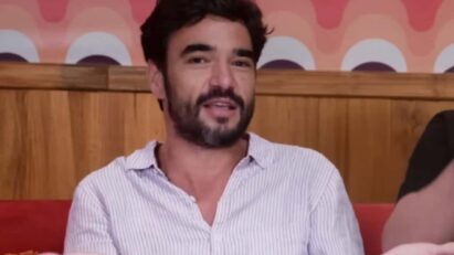 Caio Blat no programa Surubaum: Caio Blat durante a entrevista no programa "Surubaum", discutindo masculinidade frágil.