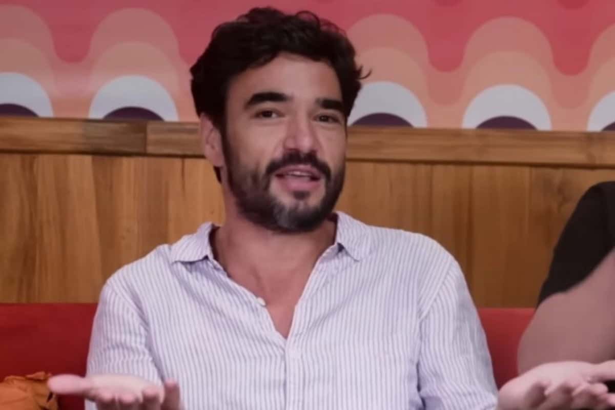 Caio Blat no programa Surubaum: Caio Blat durante a entrevista no programa "Surubaum", discutindo masculinidade frágil.